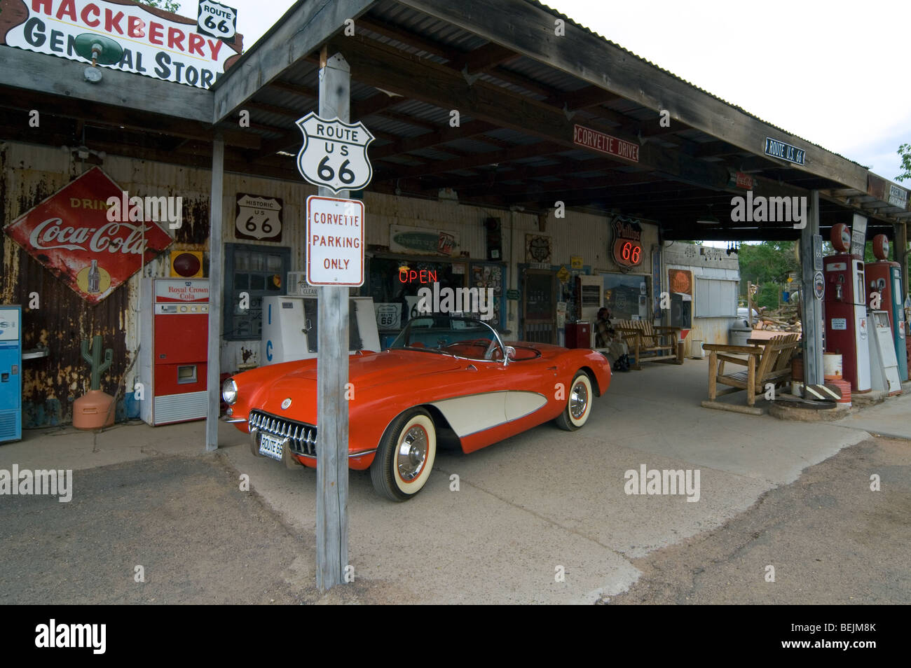 Vecchia Corvette auto d'epoca a gas pompa del magazzino generale lungo la storica Route 66 in Hackberry città fantasma in Arizona, USA Foto Stock