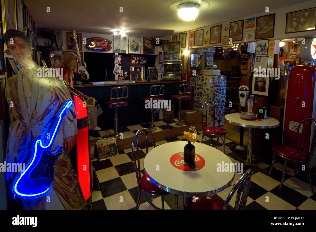 Interno della American 1950s diner ristorante lungo il percorso 66 presso il magazzino generale della città fantasma Hackberry in Arizona, Stati Uniti d'America Foto Stock