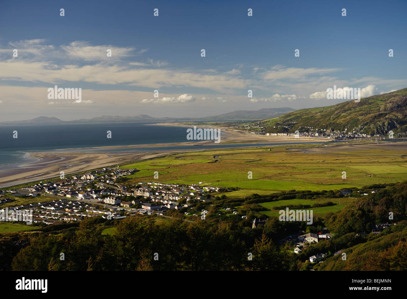 Fairbourne e Barmouth cittadine su Cardigan Bay e il Mawddach estuary, Snowdonia National Park, North Wales UK Foto Stock