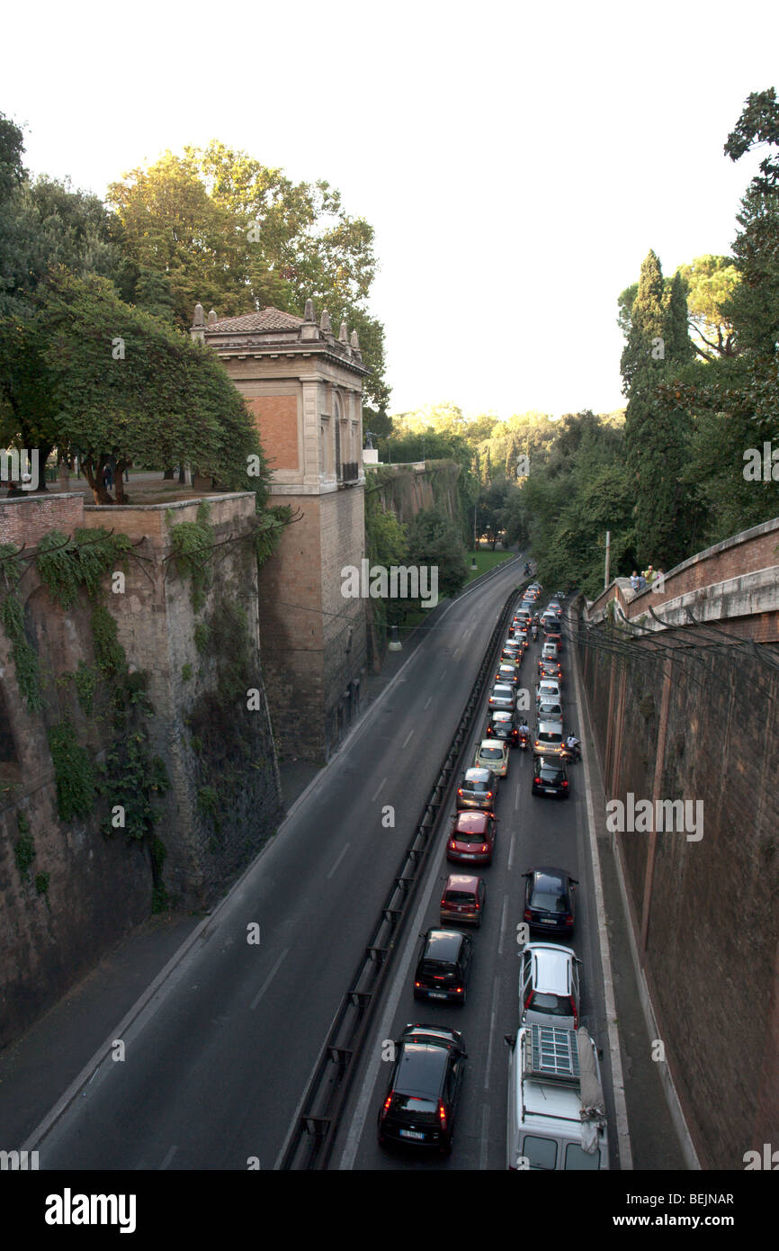 Roma, Italia. Viale del Muro Torto visto dal viadotto che collega i  giardini del Pincio (sinistra) e i giardini di Villa Borghese Foto stock -  Alamy