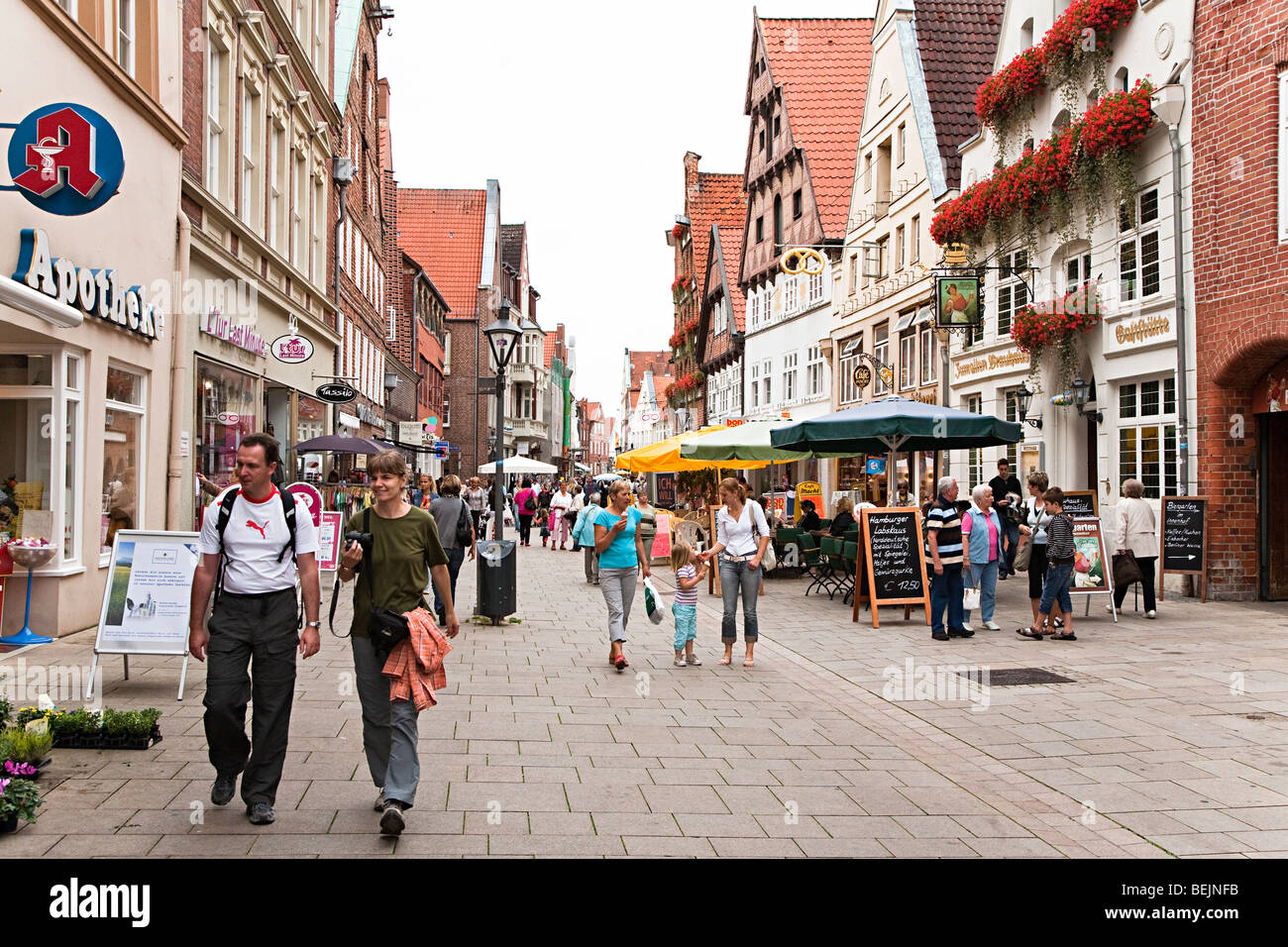 Persone in strada per lo shopping Luneburg Germania Foto Stock