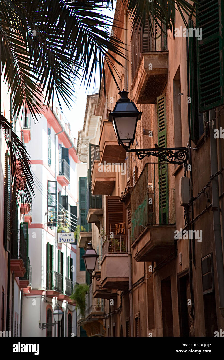 Case con balconi nel vecchio quartiere Palma Mallorca Spagna Spain Foto Stock