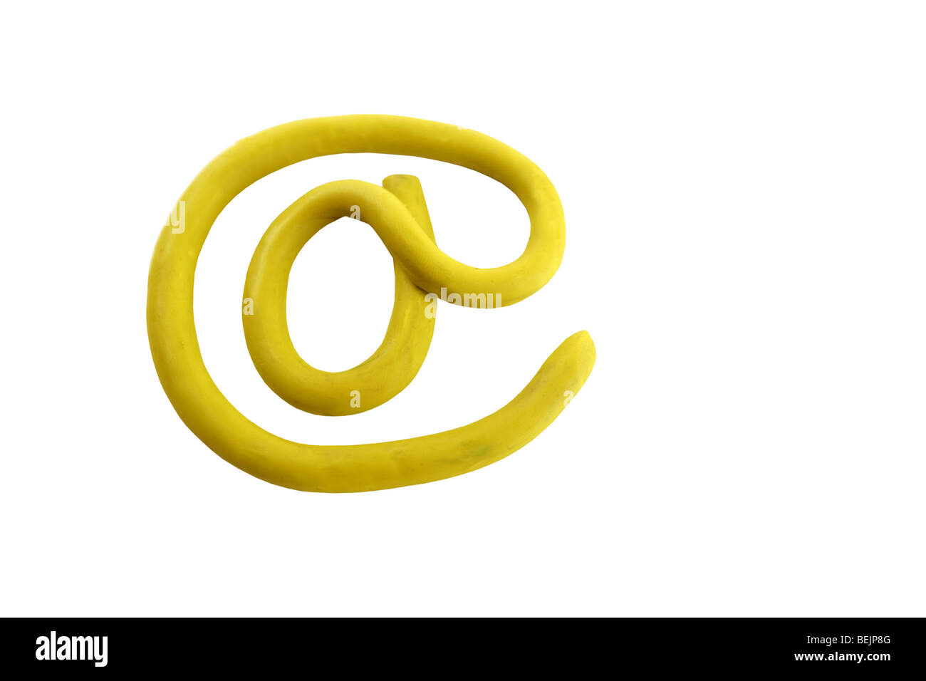 Il giallo di plastilina arroba segno di e-mail, isolato su bianco bgackground Foto Stock