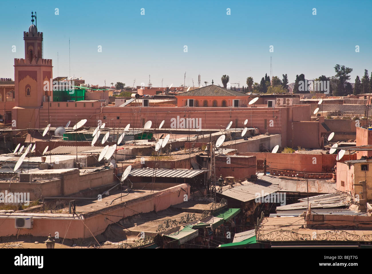 Tetti di Marrakech che mostra le antenne paraboliche con le montagne sullo sfondo visto dal Café de France Foto Stock