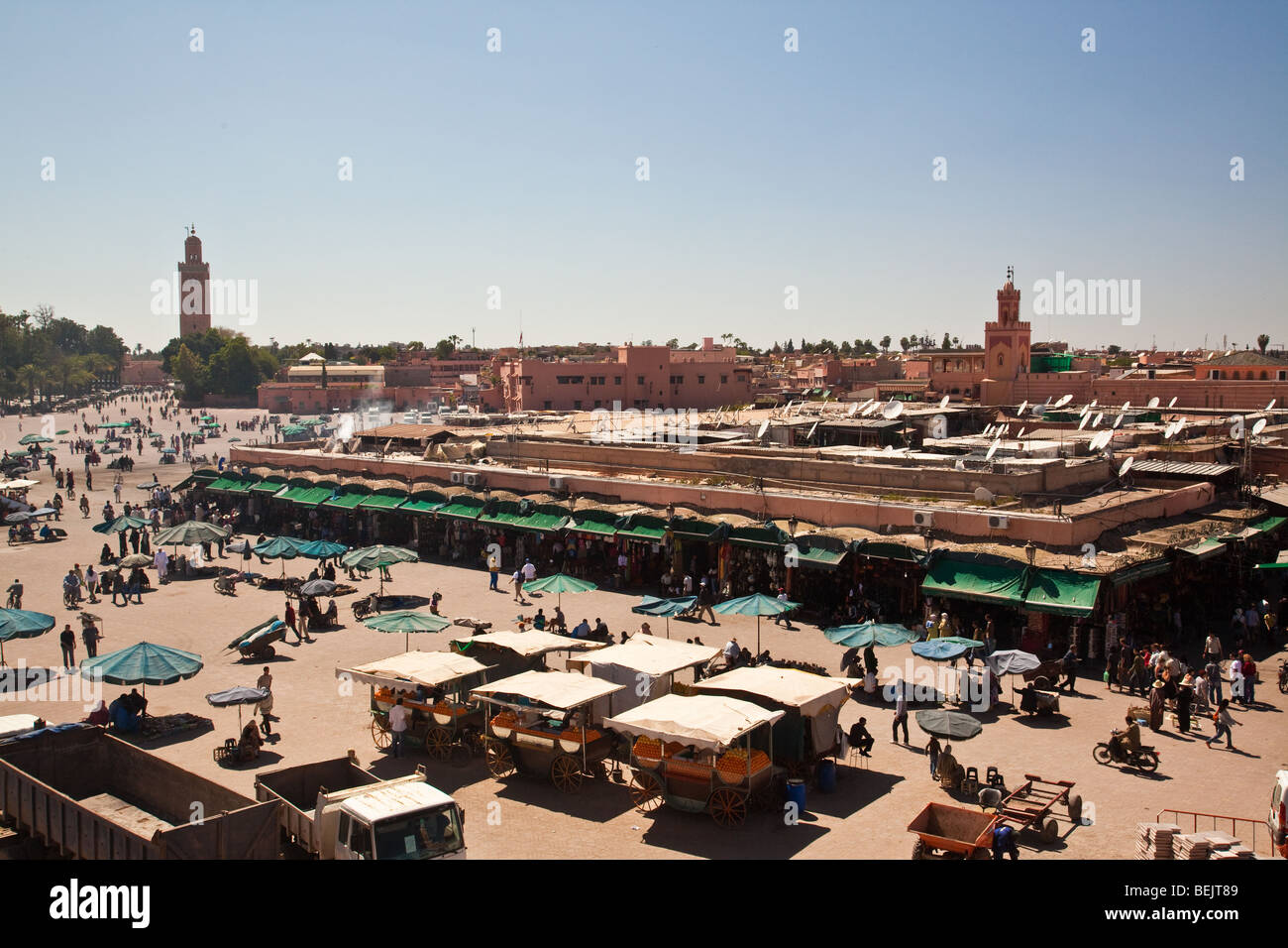 Guardando verso Marrakech la piazza centrale la Piazza Jemaa El Fna dal tetto del Café de France Foto Stock
