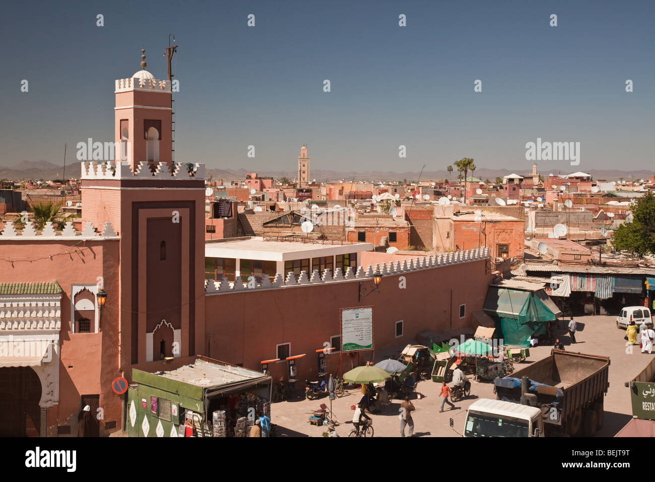 Tetti di Marrakech che mostra le antenne paraboliche con le montagne sullo sfondo visto dal Café de France Foto Stock