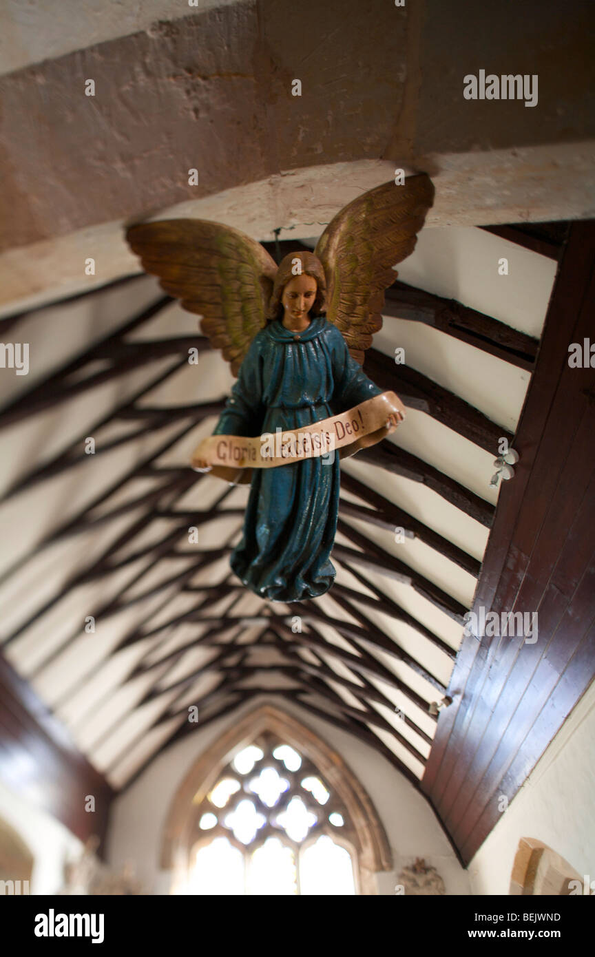 Un modello di un angelo appeso formano il tetto di un chucrh inglese Foto Stock