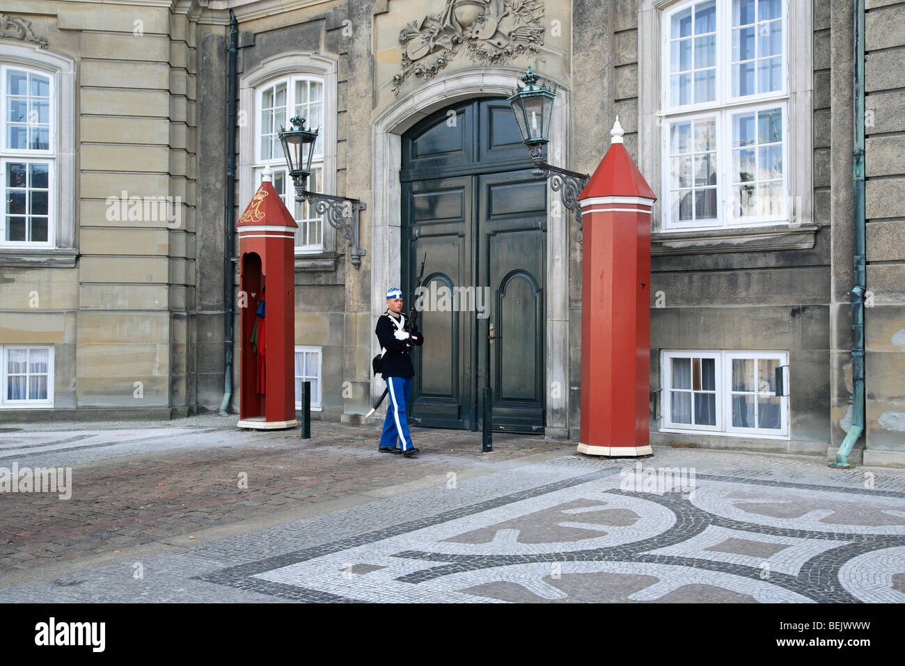 Royal Guard presso il Palazzo Amalienborg, casa della famiglia reale, Copenhagen, Danimarca Foto Stock