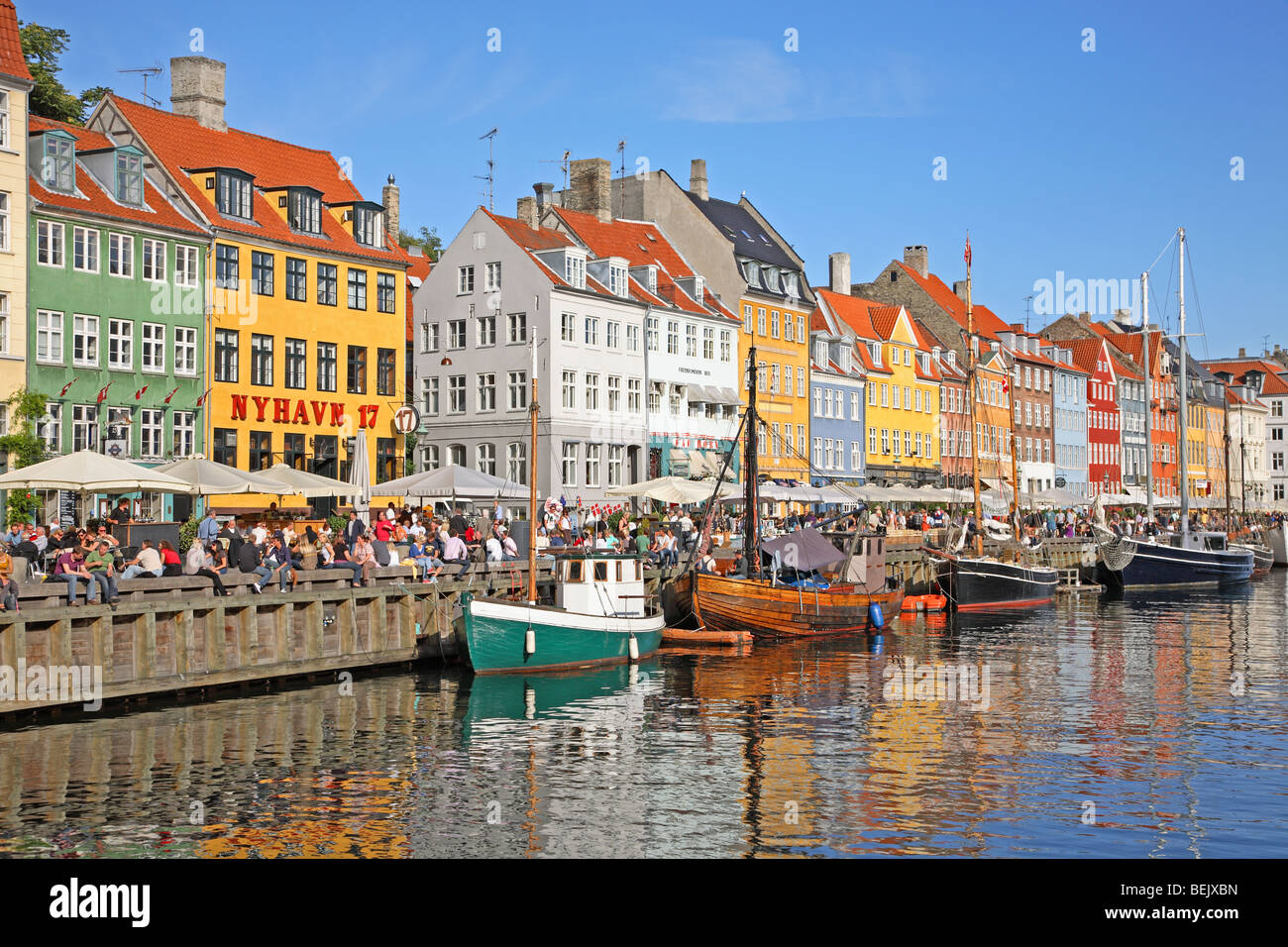 Il canale di Nyhavn, Copenhagen, il vecchio quartiere del porto famoso per le vecchie case dipinte, ristoranti, bar, e crociere. Foto Stock