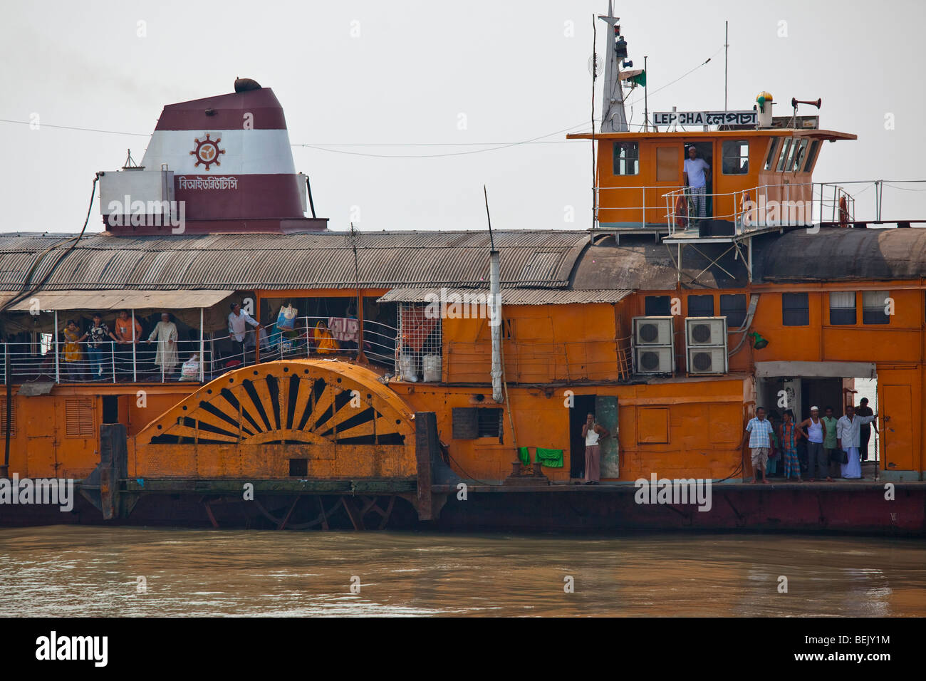 Lepcha Rocket in barca a remi sul fiume Brahmaputra in Bangladesh Foto Stock