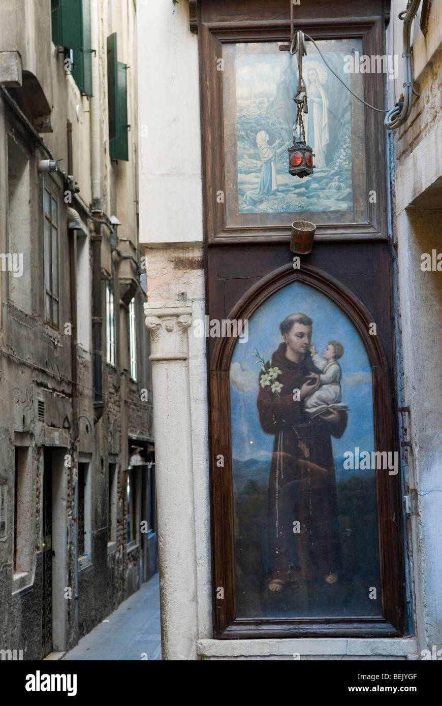 Venezia Italia . Calle Bembo. immagine fuori chiesa HOMER SYKES Foto Stock