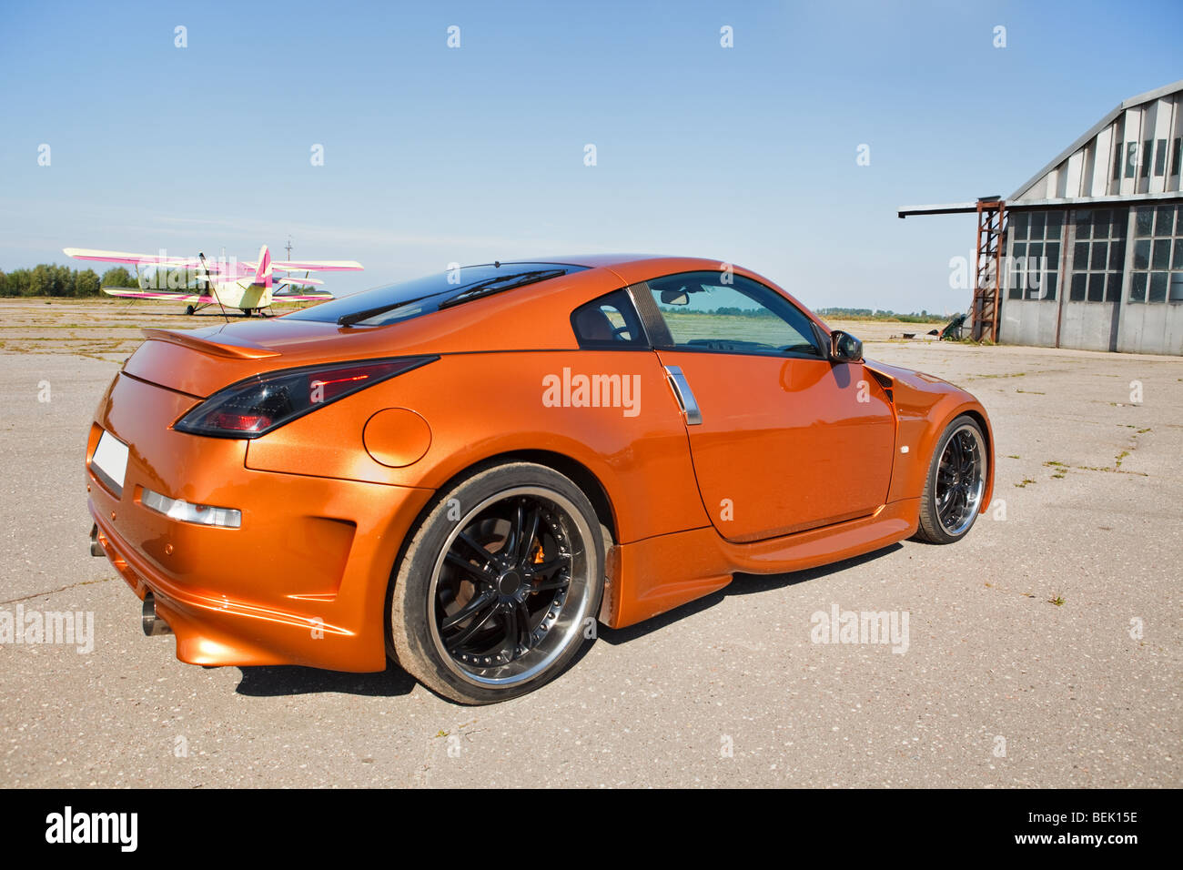 Auto di lusso sull'aviosuperficie abbandonati Foto Stock