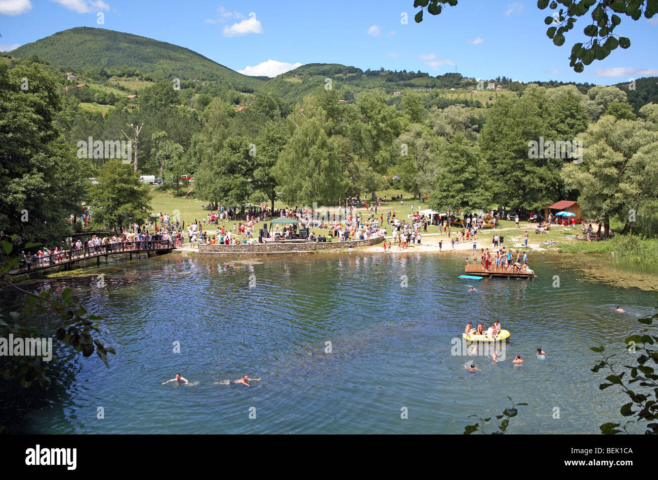 La Bosnia ed Erzegovina, Jajce distretto, Pliva laghi. Le persone godono di caldo giorno d'estate, nuotare e prendere il sole. Balcani, Europa. Foto Stock