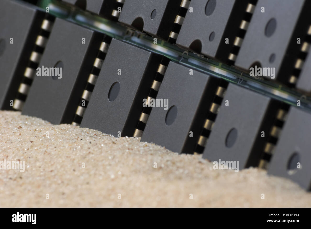 I chip di silicio su una piastra di circuito sepolto nella sabbia. Il riciclaggio! Foto Stock