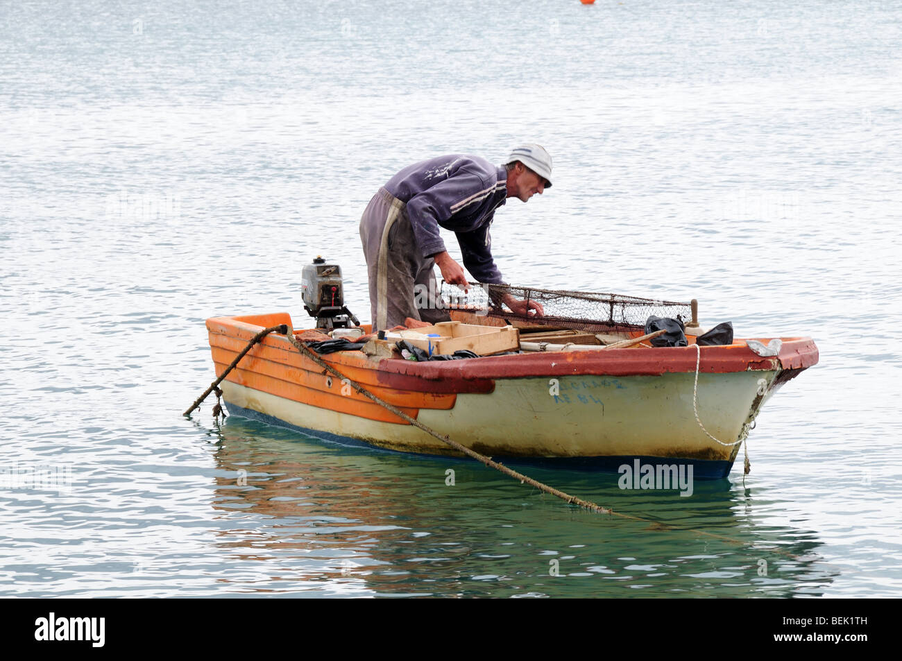 Pescatore greco preparando la sua piccola barca tradizionale Eretria Evia Grecia Foto Stock