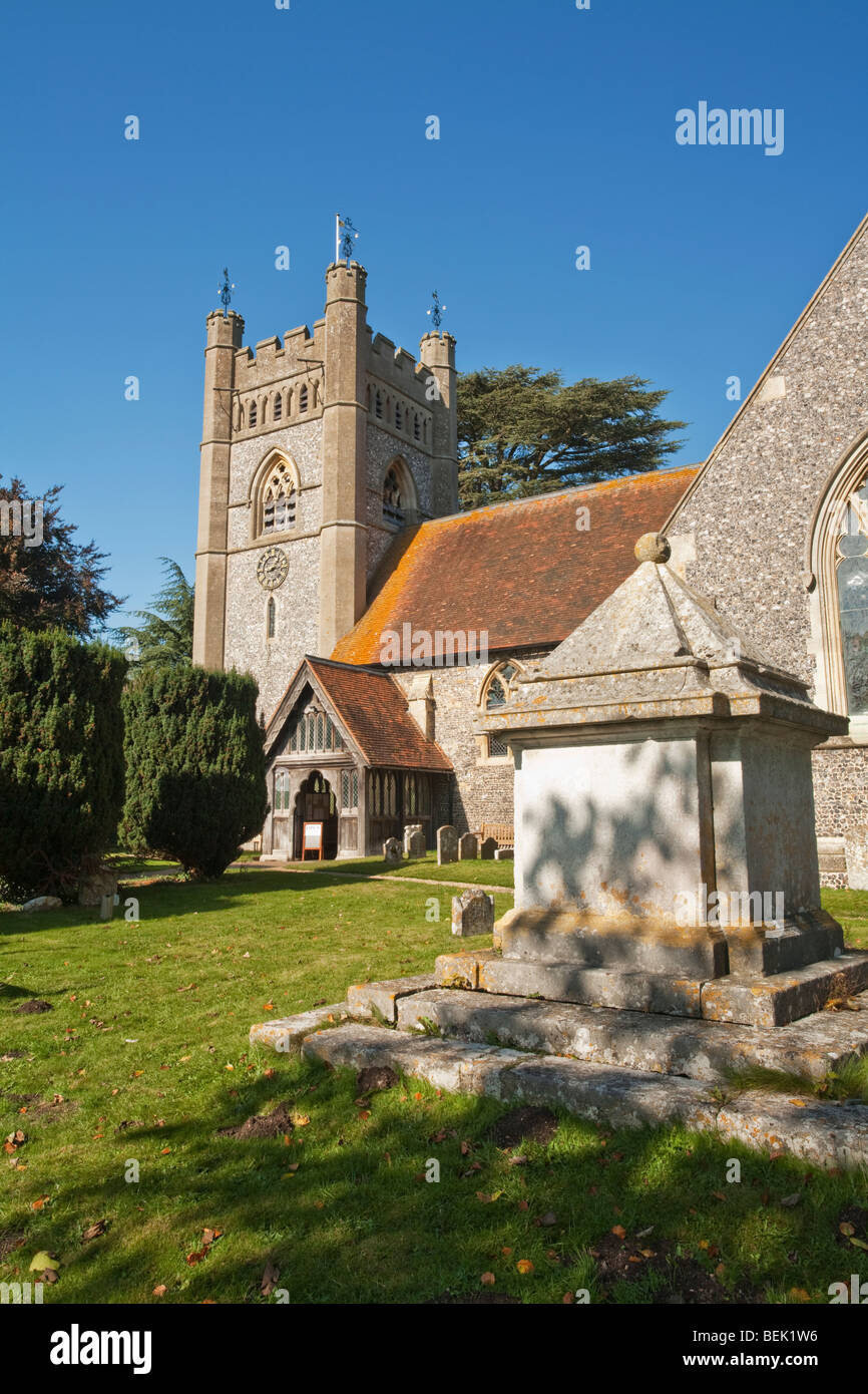 Chiesa di Santa Maria Vergine nel villaggio di Hambleden vicino a Henley, Oxfordshire, Regno Unito Foto Stock