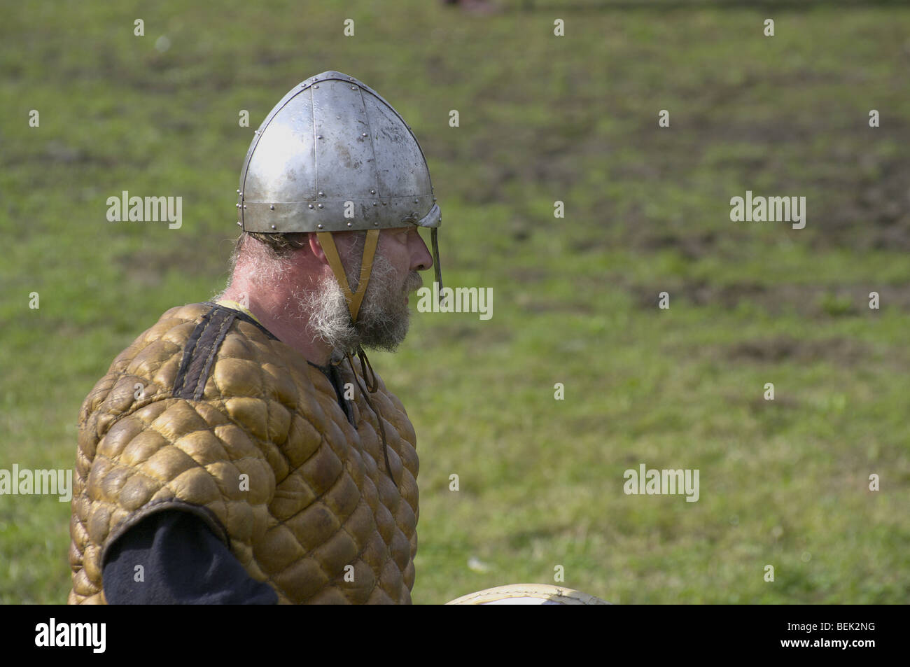 Viking con casco alla rievocazione storica a Tiel nei Paesi Bassi Foto Stock