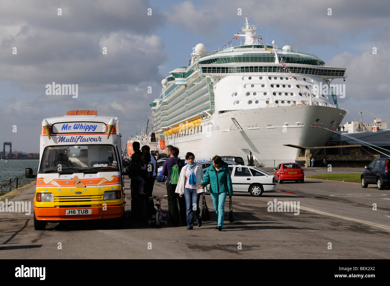 Signor Whippy gelato van di vendita e la nave da crociera di indipendenza dei mari nel Porto di Southampton Inghilterra meridionale Foto Stock