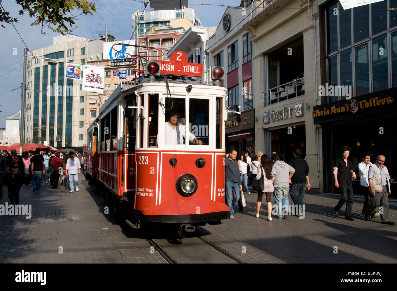 Istanbul Istiklal Caddesi Beyoglu tram tram auto via tram Foto Stock