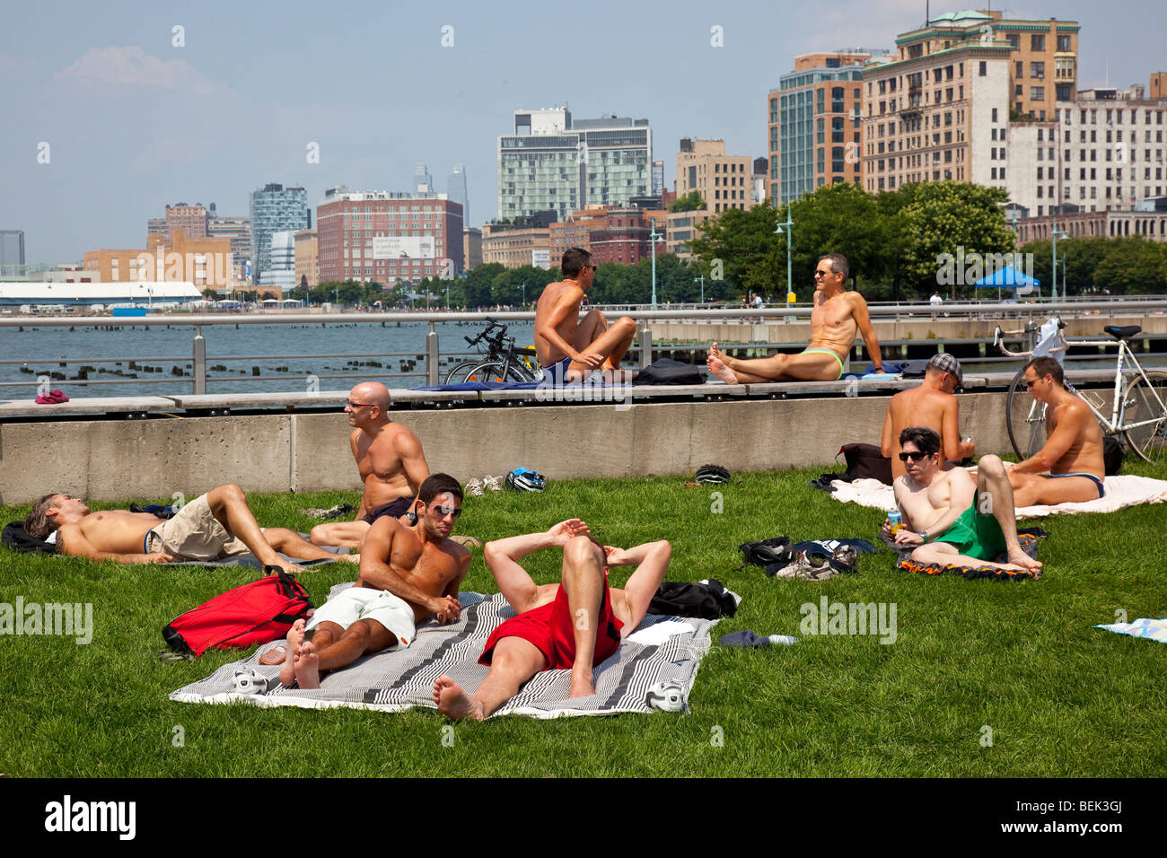 Uomini Gay concia al Fiume Hudson River Park in Manhattan New York City Foto Stock