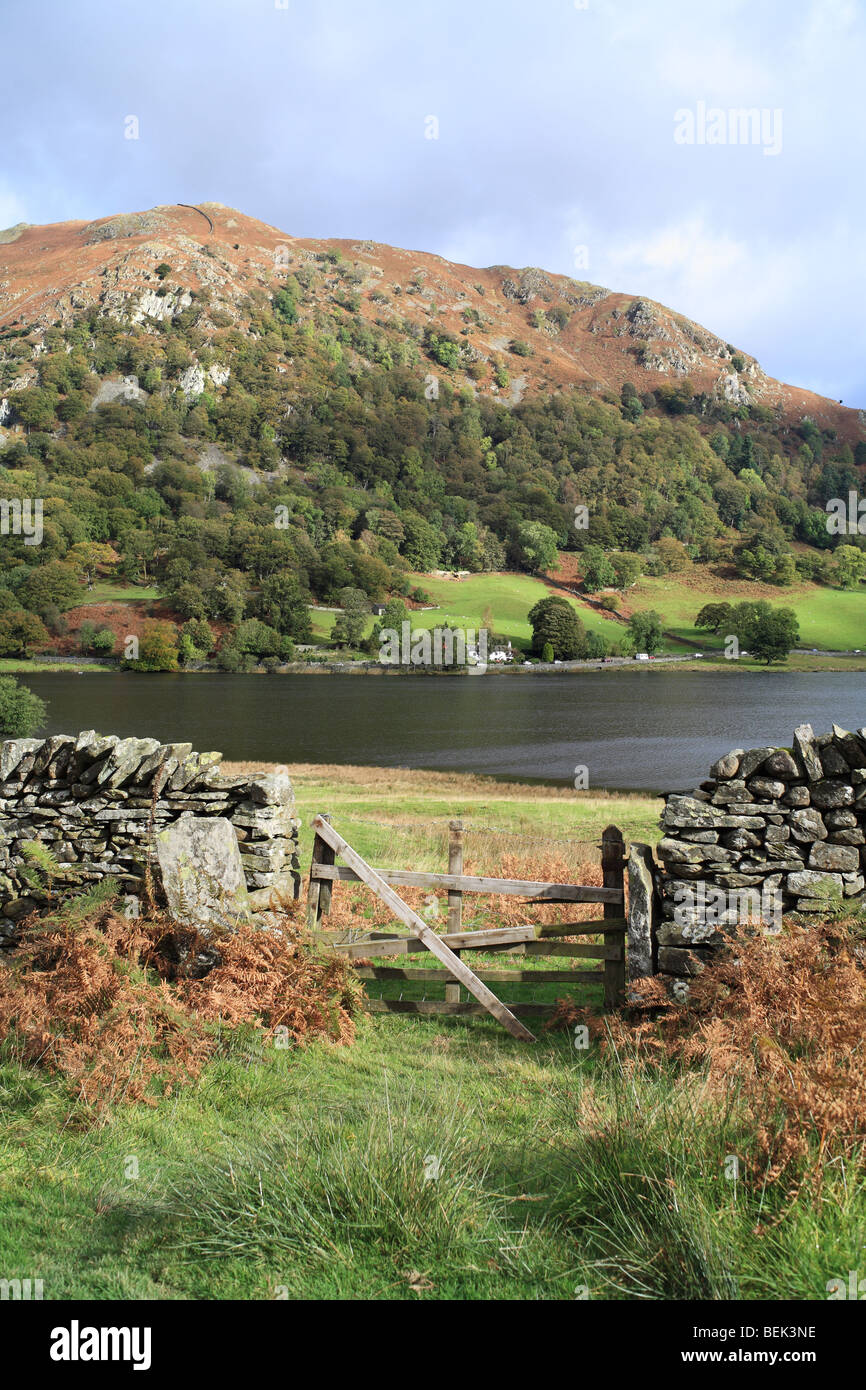 Una vista attraverso Rydal acqua verso Nab cicatrice in autunno, il Lake District inglese, REGNO UNITO Foto Stock