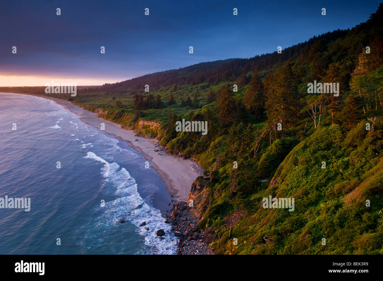 La luce del tramonto e nuvole sopra le colline sopra Enderts Beach, vicino a Crescent City, il Parco Nazionale di Redwood in California Foto Stock