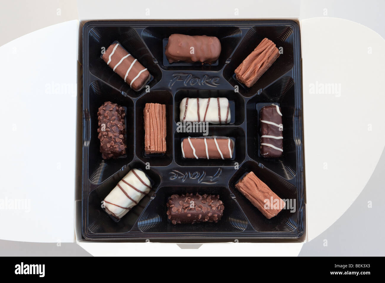 Parte superiore verso il basso di una scatola di Cadburys Flake cioccolatini stampata in plastica di imballaggio a partire da sopra. Cioccolato fondente, al latte e bianco selezione. Inghilterra Regno Unito Gran Bretagna Foto Stock