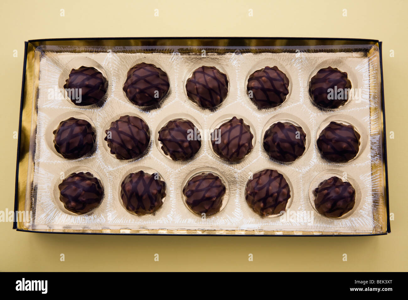 Parte superiore verso il basso di una scatola di cioccolatini rotondi da sopra. Foto Stock