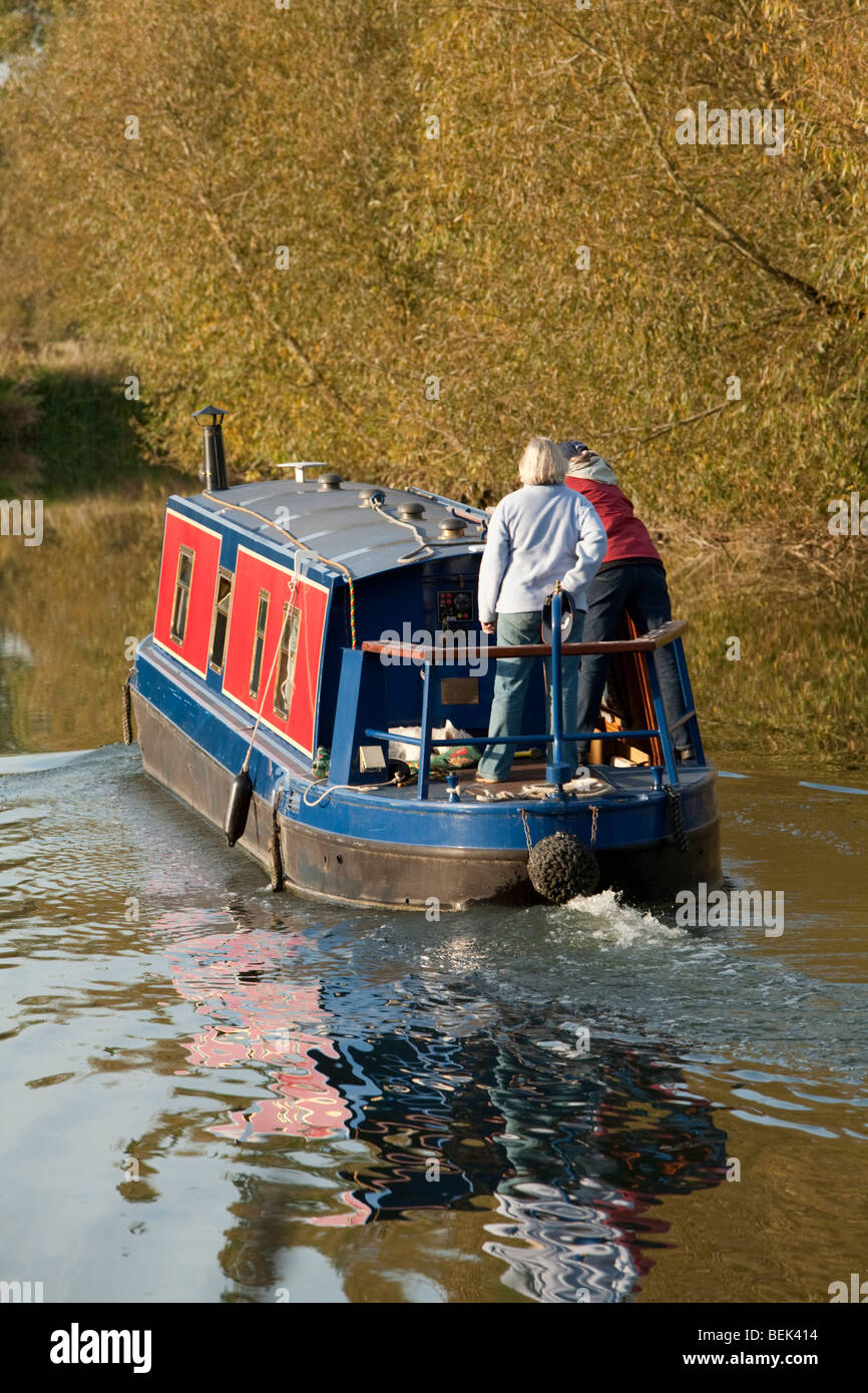Barge crociera sul Fiume Tamigi in autunno nei pressi di Newbridge, Oxfordshire, Regno Unito Foto Stock