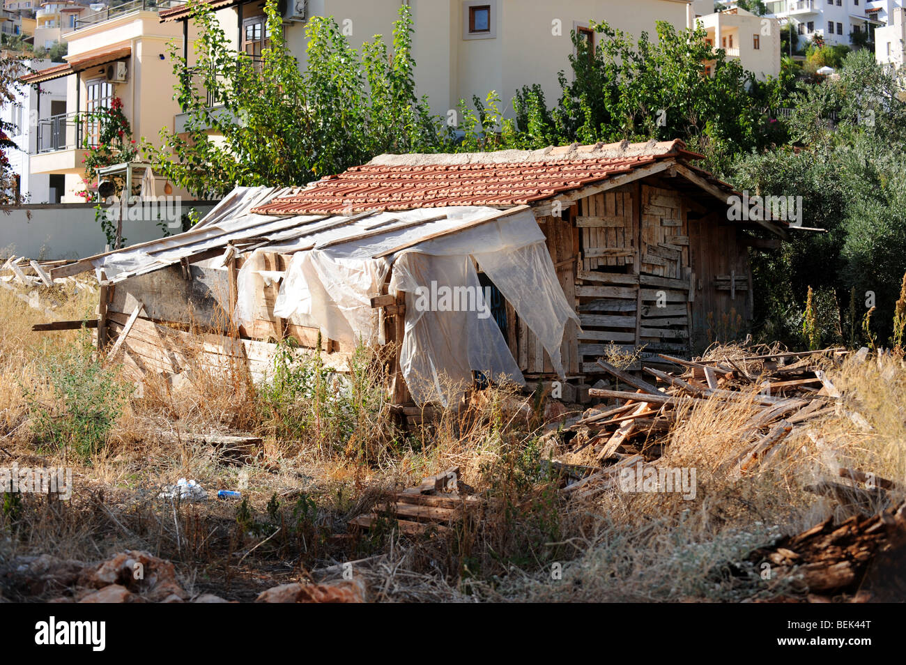 Vecchia casa diroccata giace vuoto a Kalkan Foto Stock