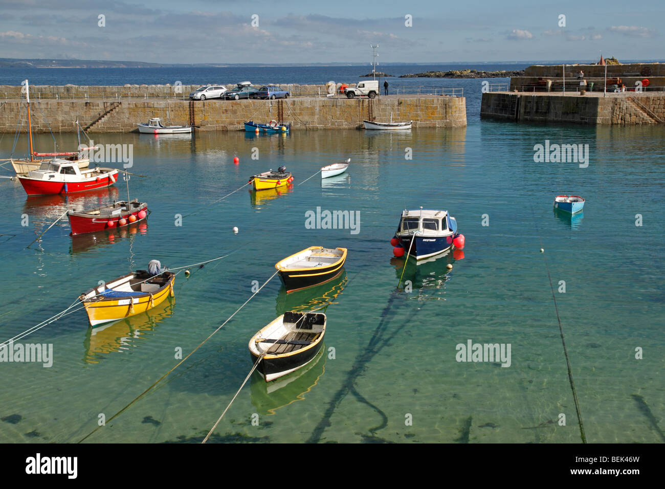 Barche nel porto di Mousehole ad alta marea, Cornwall Regno Unito. Foto Stock