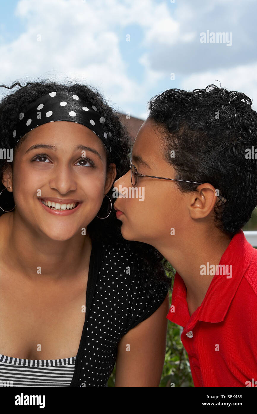 Profilo laterale di un ragazzo baciare una ragazza adolescente Foto Stock