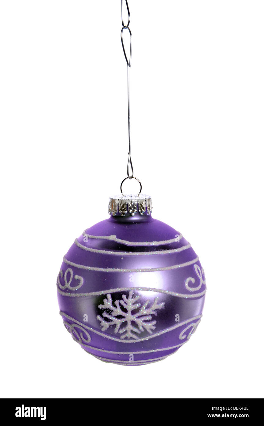 Viola ornamento di Natale su sfondo bianco Foto Stock