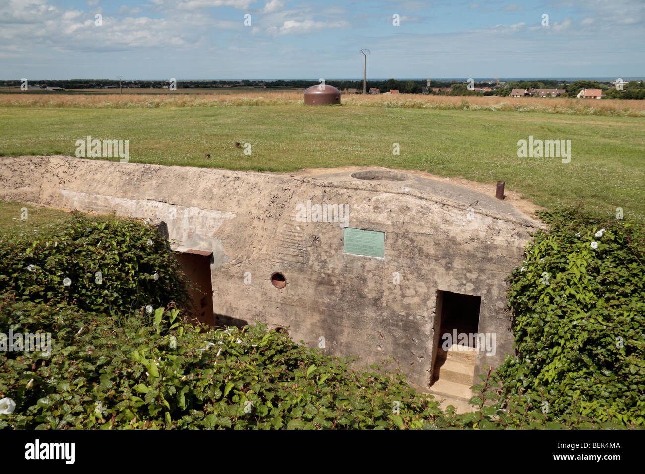 Vista su un bunker sotterraneo a Hillman tedesco complesso Bunker vicino a Colleville Montgomery, Normandia. Foto Stock