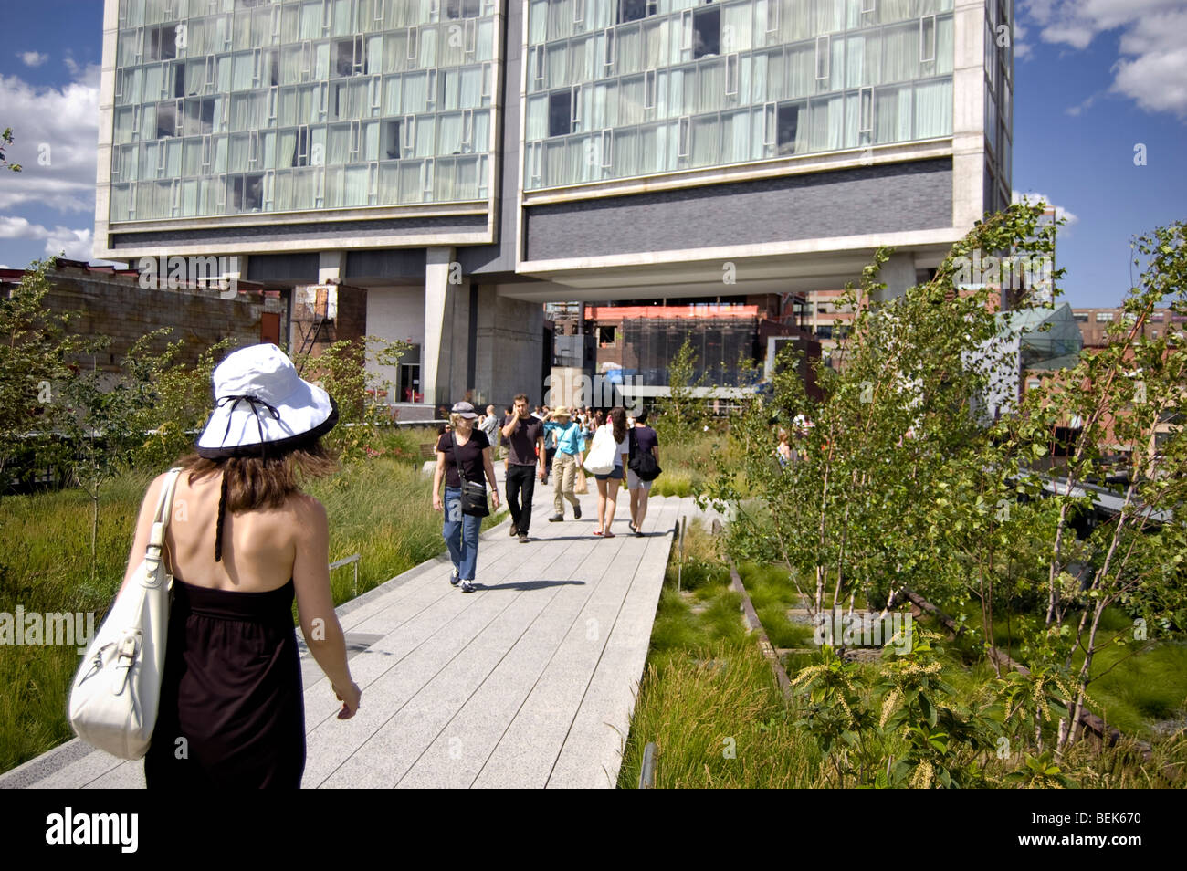 La gente che camminava sul Highline in New York City, con l'Hotel Standard in background Foto Stock