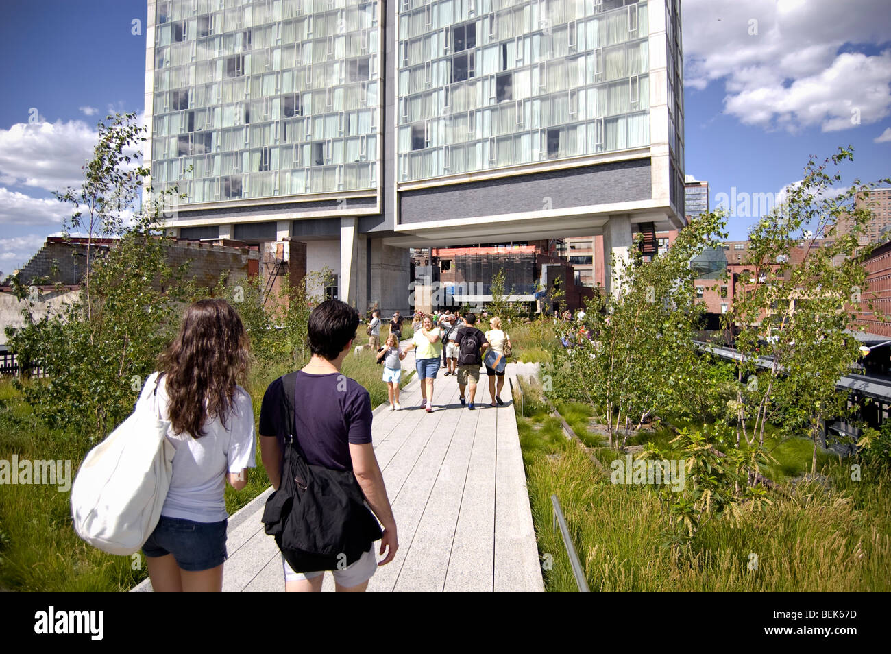 La gente che camminava sul Highline in New York City, con l'Hotel Standard in background Foto Stock