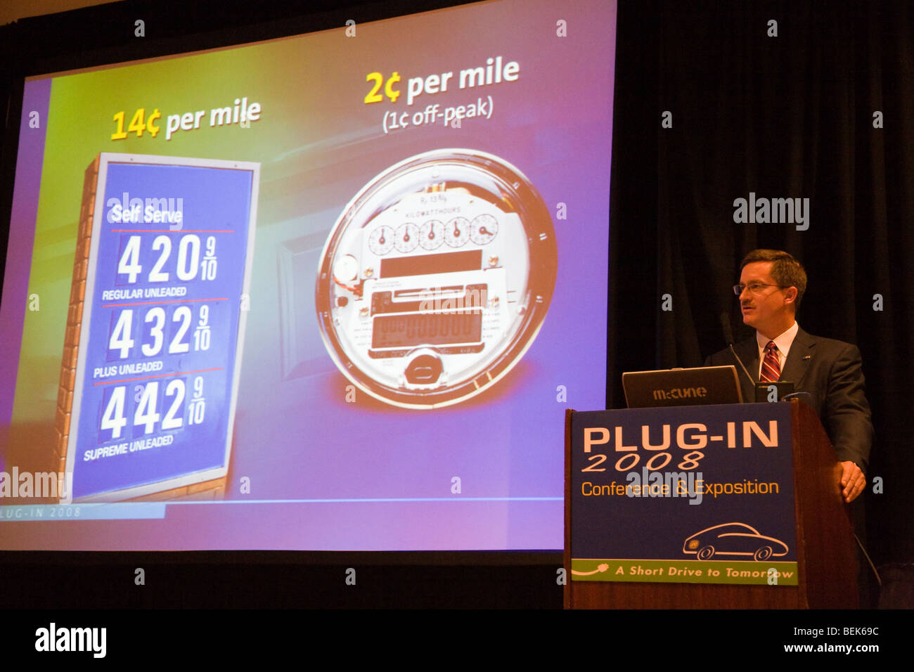 Jonathan Lauckner, Vice Presidente di Global Program Management, General Motors confrontando la benzina ed elettrici i costi energetici Foto Stock