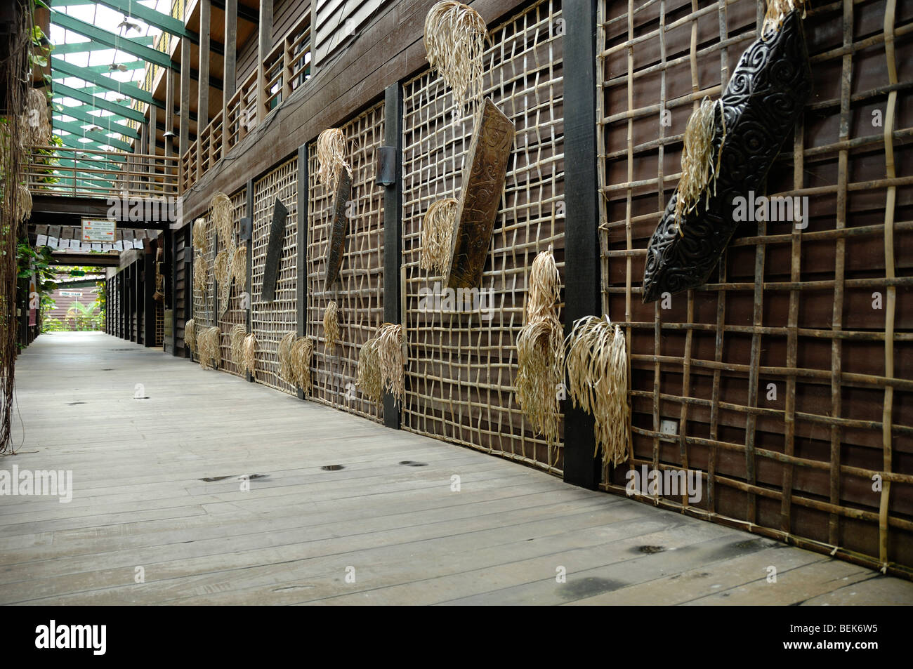 Interno del Pegalus Rapids Resort Hotel, basato su una tradizionale Longhouse, nella foresta pluviale Borneana vicino a Kapit Sarawak Malesia Borneo Foto Stock