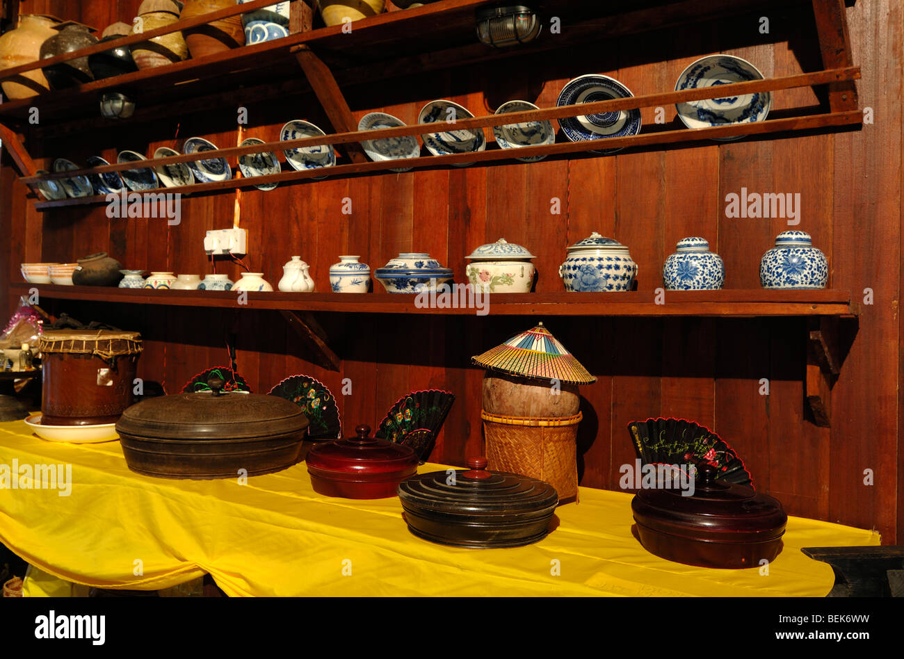 La ceramica nella cucina della lamin Dana Melanau Longhouse Mukah Sarawak Borneo Malese Foto Stock