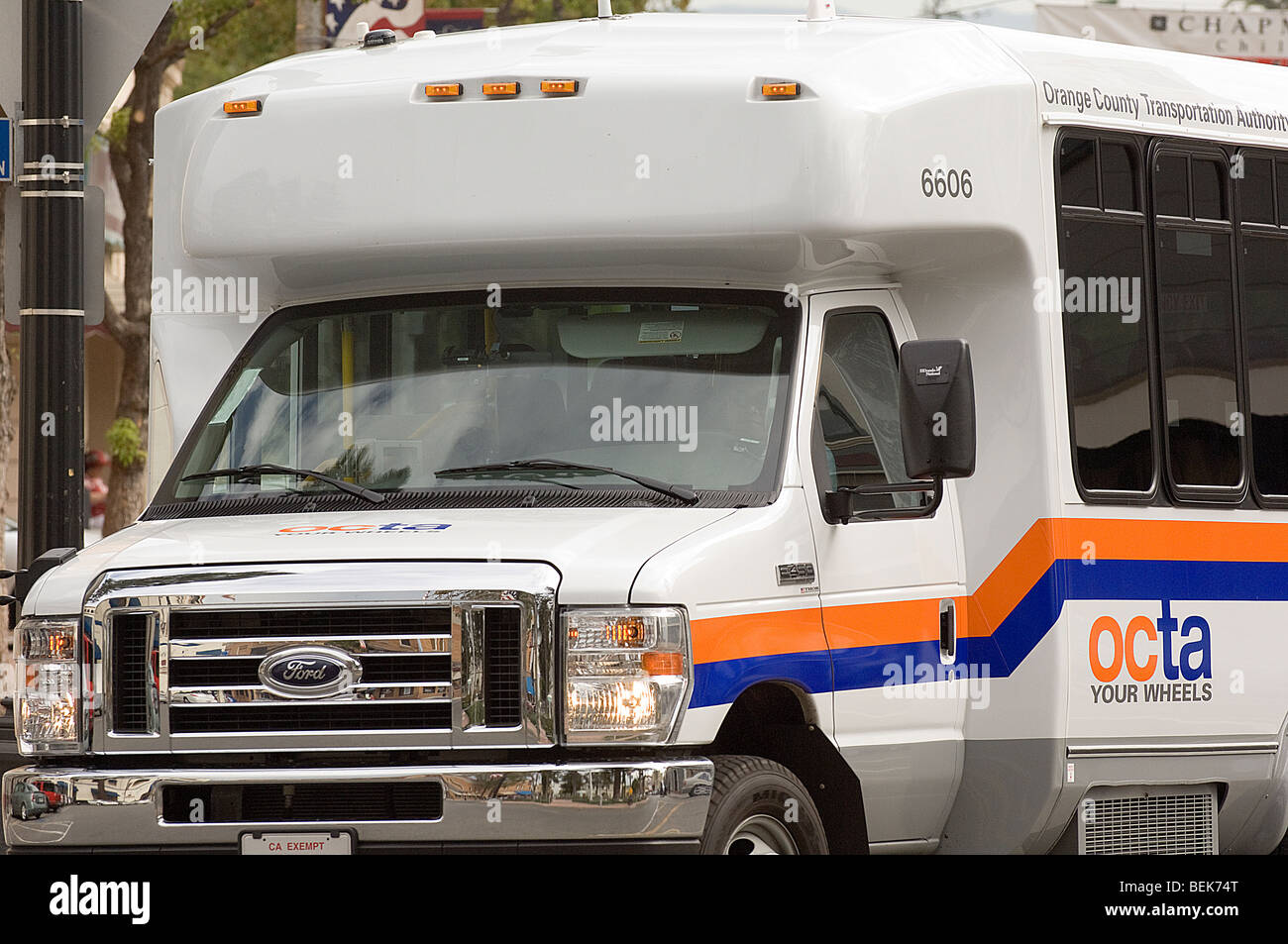 Un Orange County Transportation Authority (otta) autobus rigidi tramite Orange County, California. Foto Stock