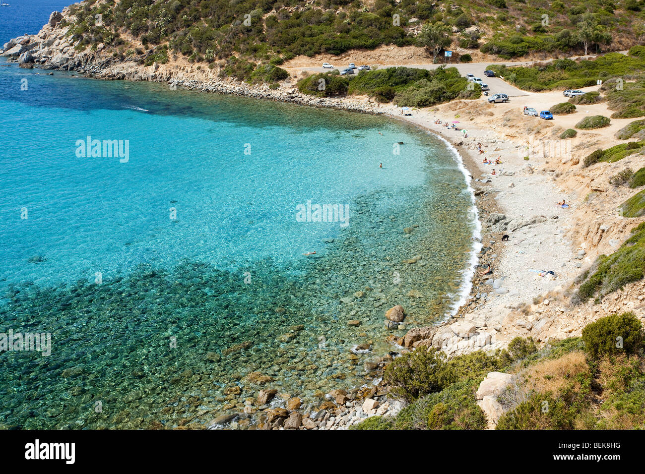 Mare Pintau Bay in Sardegna, Cagliari. Acqua color smeraldo, acqua cristallina. Ritiro estivo, Italia vacanza. Foto Stock