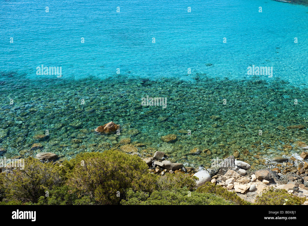 Mare Pintau Bay in Sardegna, Cagliari. Acqua color smeraldo, acqua cristallina. Ritiro estivo, Italia vacanza. Foto Stock