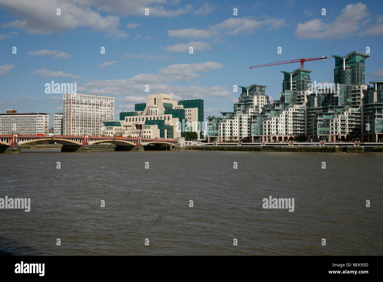 Guardando attraverso il Tamigi Vauxhall Bridge, MI6 Edificio e St George's Wharf, Vauxhall, LONDRA, REGNO UNITO Foto Stock