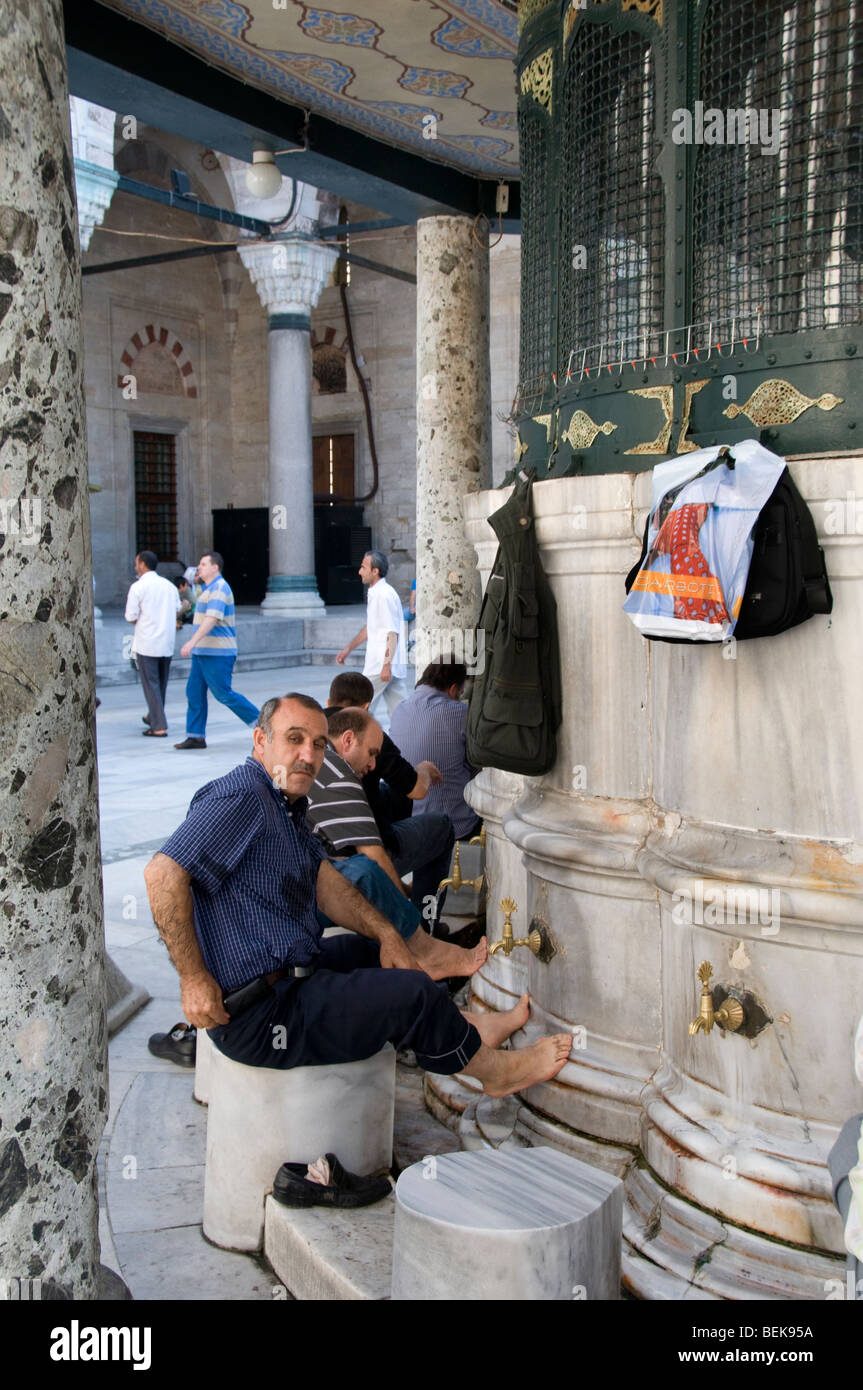 Moschea Sultan Bayezid II Gami Serifi Istanbul Turchia il lavaggio dei piedi Foto Stock