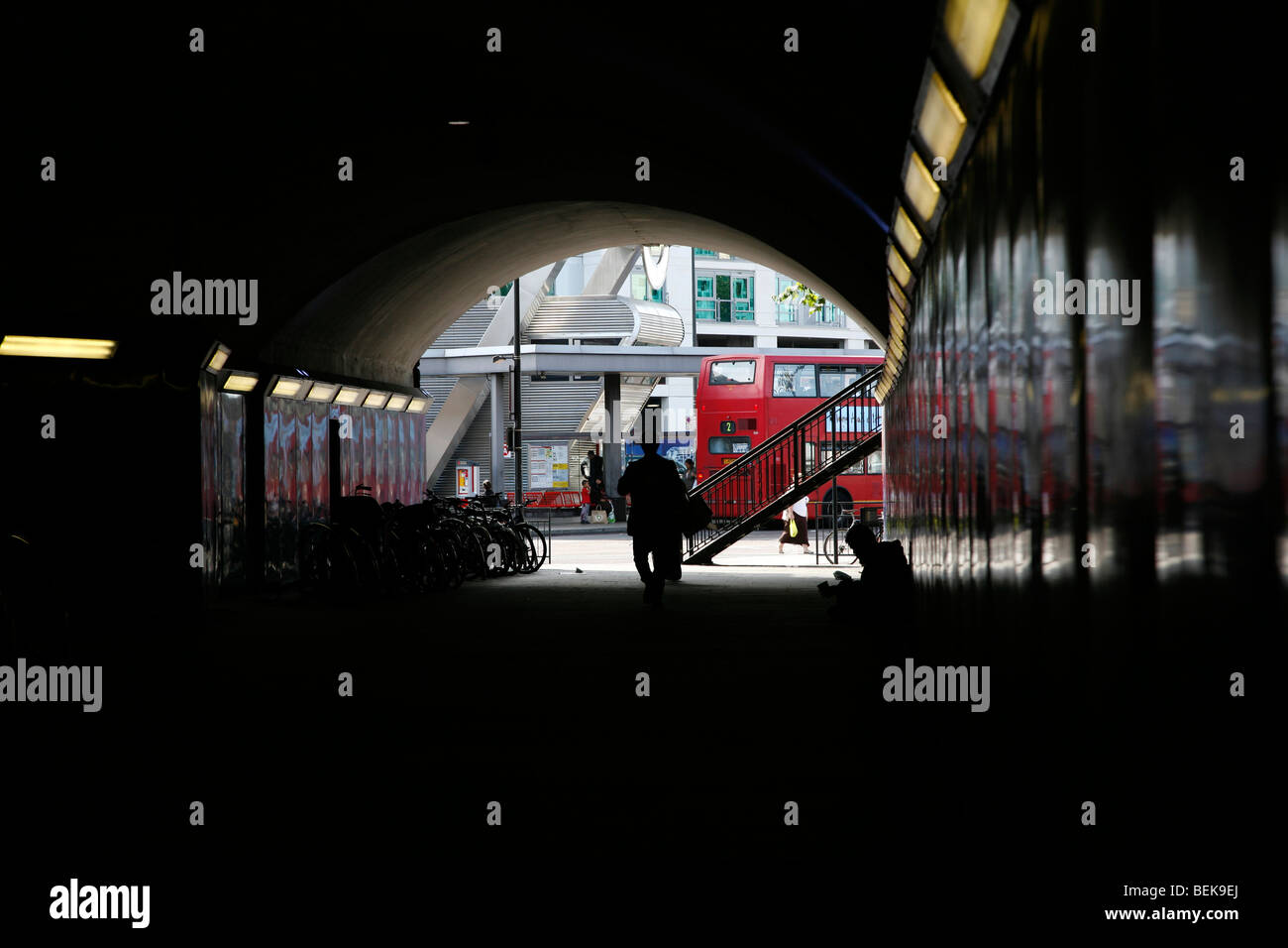 Senzatetto accattonaggio in una stazione della metropolitana di Vauxhall, London, Regno Unito Foto Stock