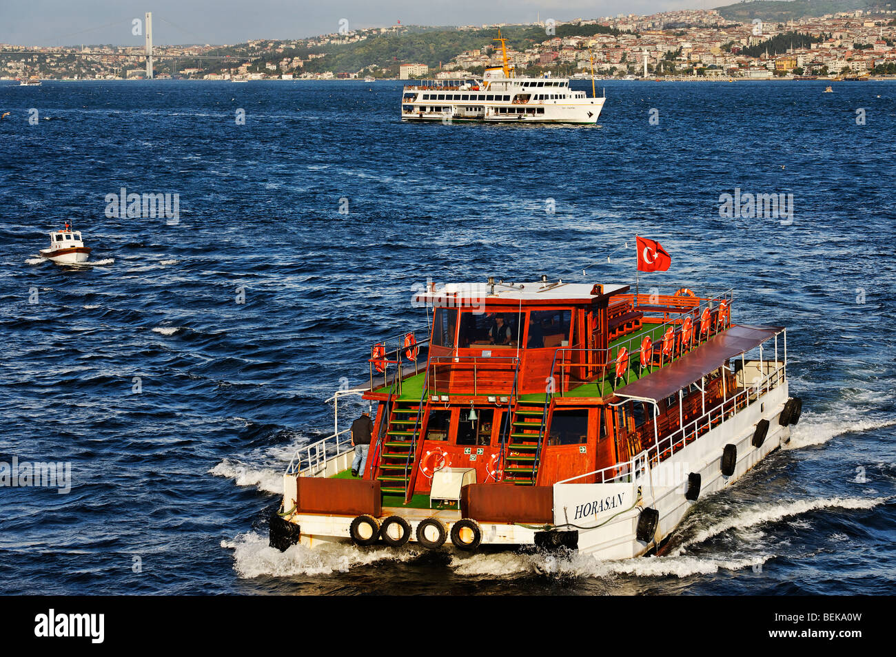 Traghetti e altro traffico nautico su Istanbul occupato a stretto del Bosforo. Foto Stock