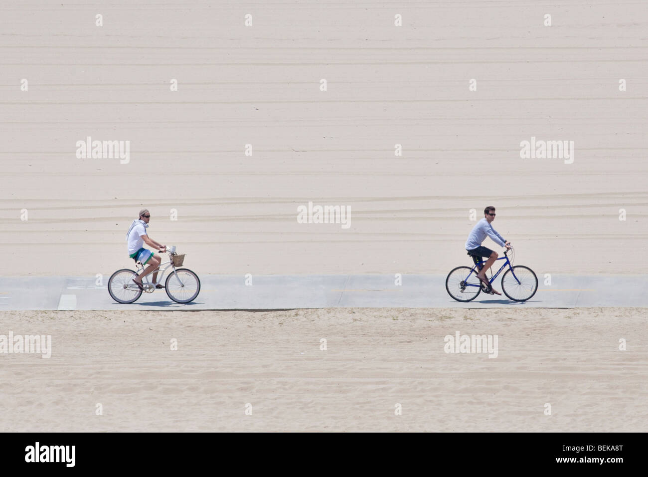Persone in bicicletta lungo la spiaggia di Santa Monica a Los Angeles, California, Stati Uniti d'America Foto Stock