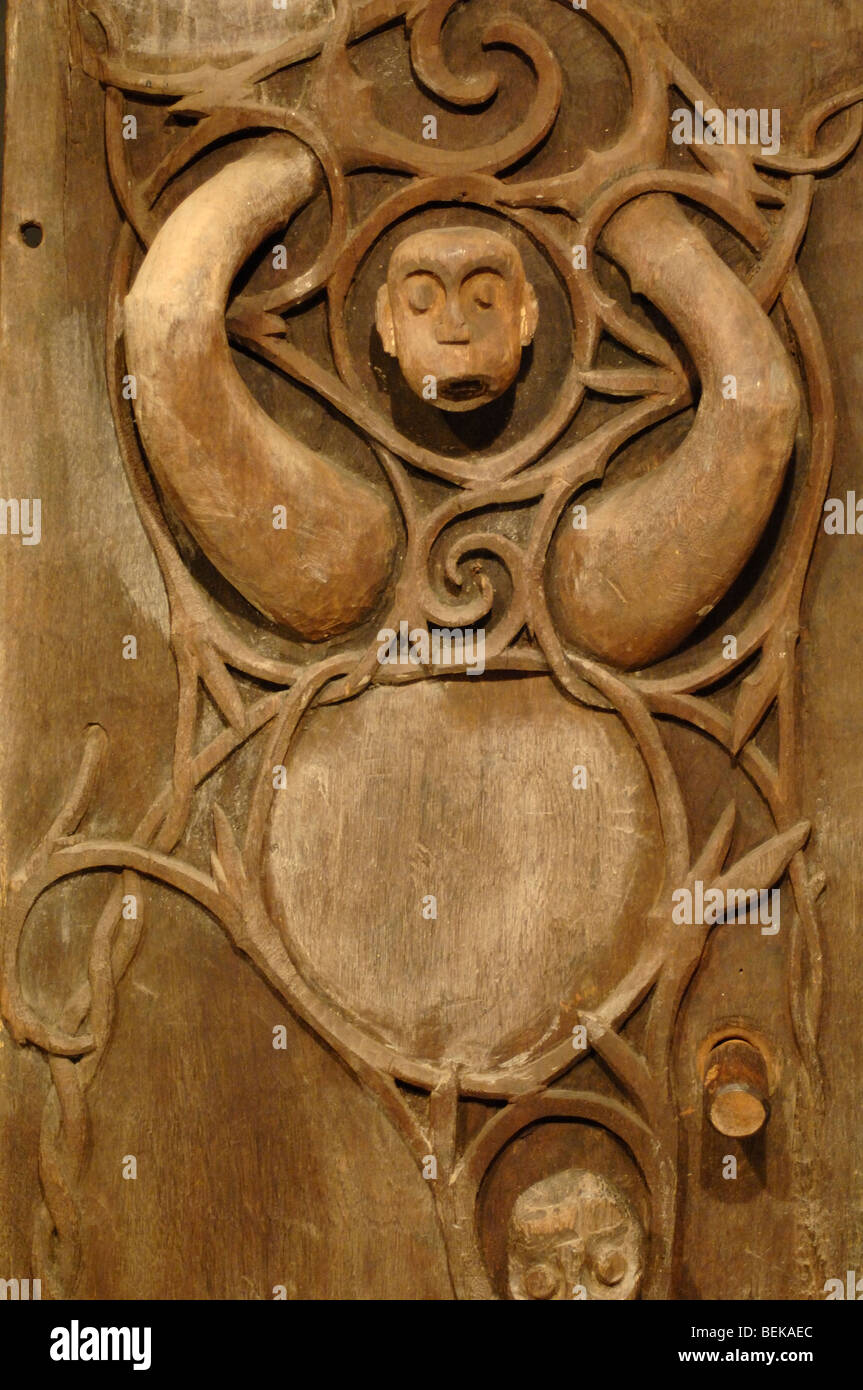 Antropomorfe scolpite in legno porta Longhouse della tribù Kenyah Sarawak Borneo Malese Foto Stock