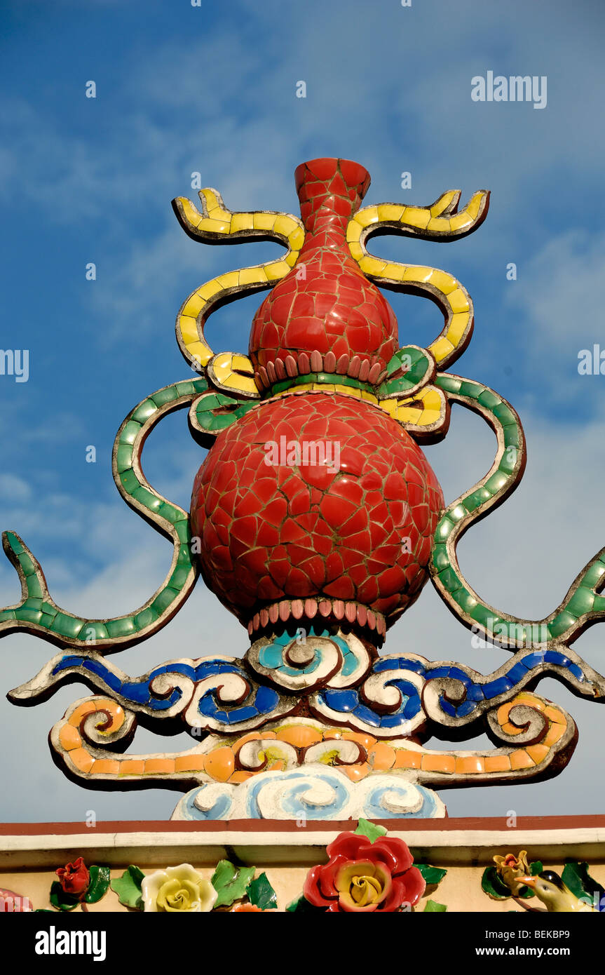 Vaso Cinese Rosso o ornamento sul tetto del Tempio Cinese di Hong San si (1848) a Chinatown Kuching Sarawak Malesia Borneo Foto Stock