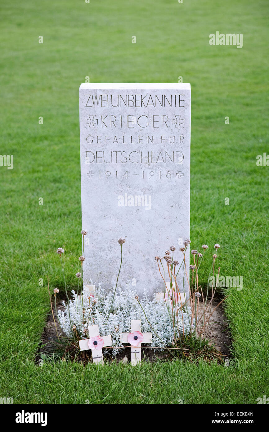 Il tedesco headstone Tyne Cot cimitero, Passendale, Belgio Foto Stock